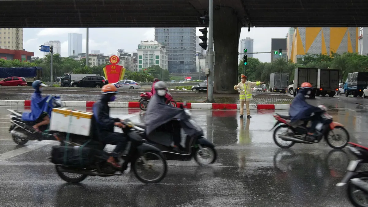 Đường phố Hà Nội ùn tắc trong sáng ngày làm việc cuối cùng trước nghỉ lễ 2/9 - Ảnh 7.