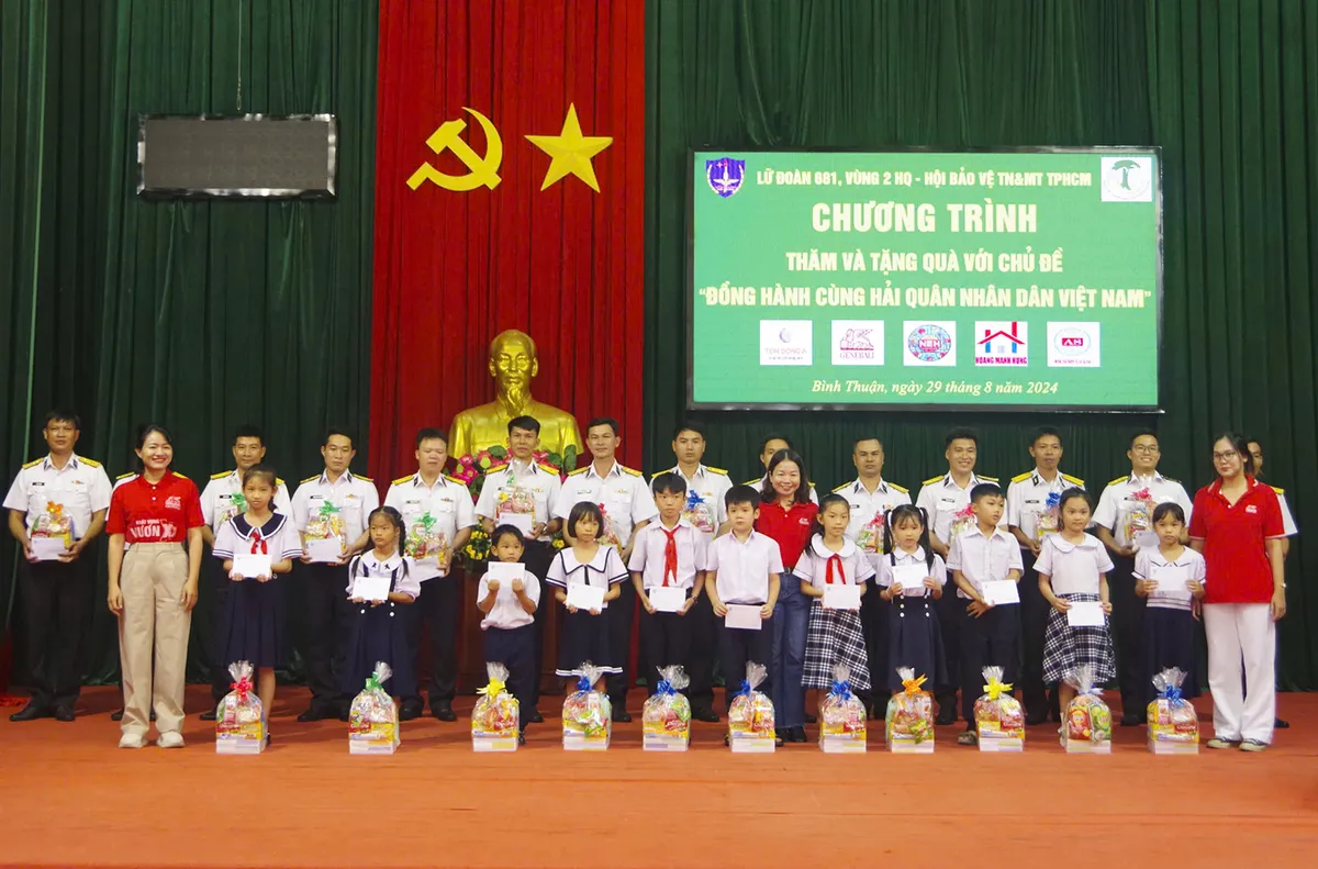 Hội Bảo vệ Thi&ecirc;n nhi&ecirc;n v&agrave; M&ocirc;i trường TP. Hồ Ch&iacute; Minh tặng 10.000 c&acirc;y xanh cho V&ugrave;ng 2 Hải qu&acirc;n - Ảnh 1.