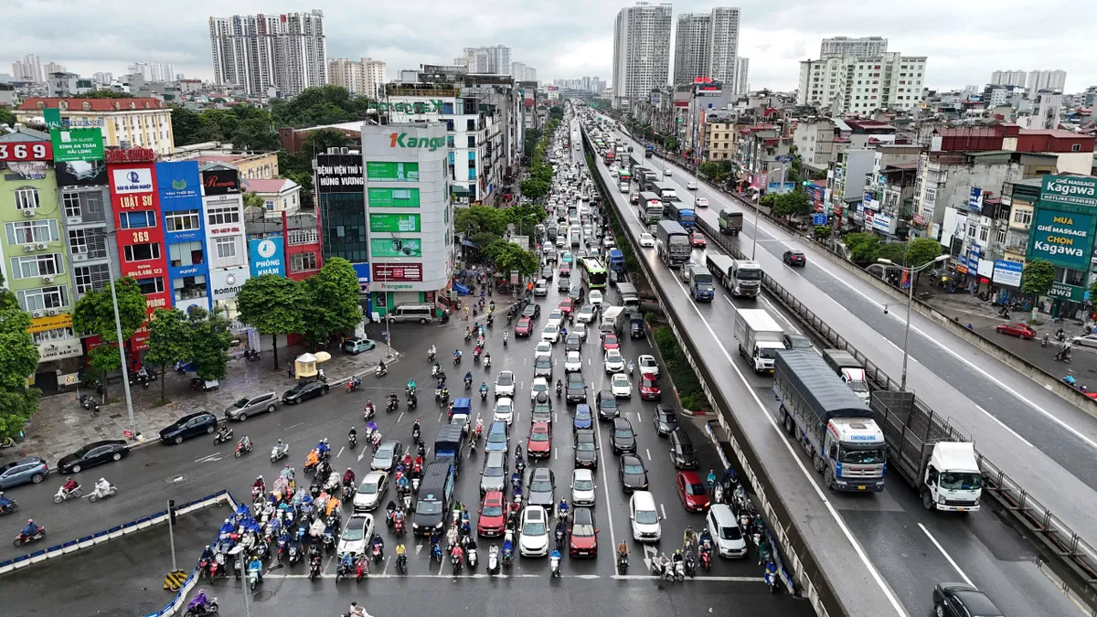 Đường phố Hà Nội ùn tắc trong sáng ngày làm việc cuối cùng trước nghỉ lễ 2/9 - Ảnh 1.