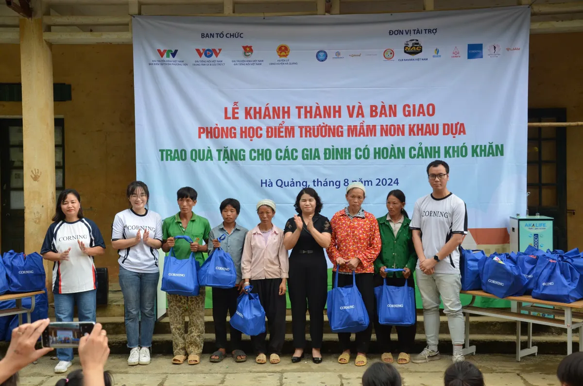 Món quà ý nghĩa cho học sinh thôn Khau Dựa trước thềm năm học mới - Ảnh 3.