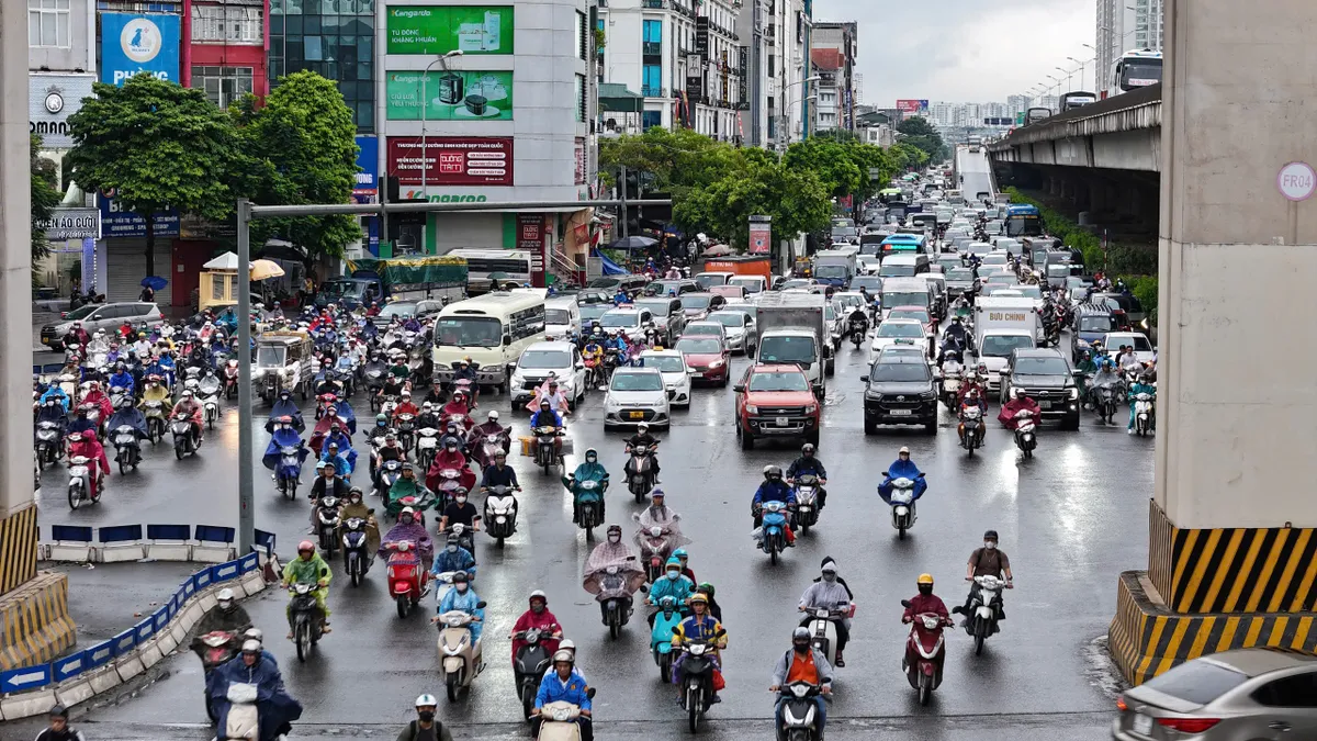 Đường phố Hà Nội ùn tắc trong sáng ngày làm việc cuối cùng trước nghỉ lễ 2/9 - Ảnh 8.