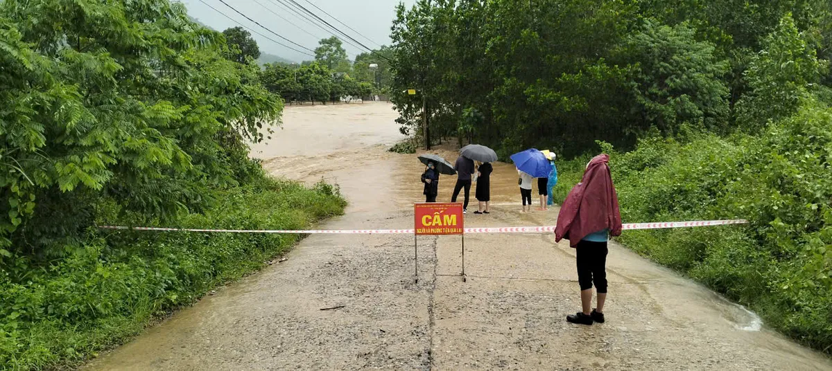 Thái Nguyên: Mưa rất lớn gây ngập úng, cầu bị sập chia cắt 30 hộ dân - Ảnh 5.