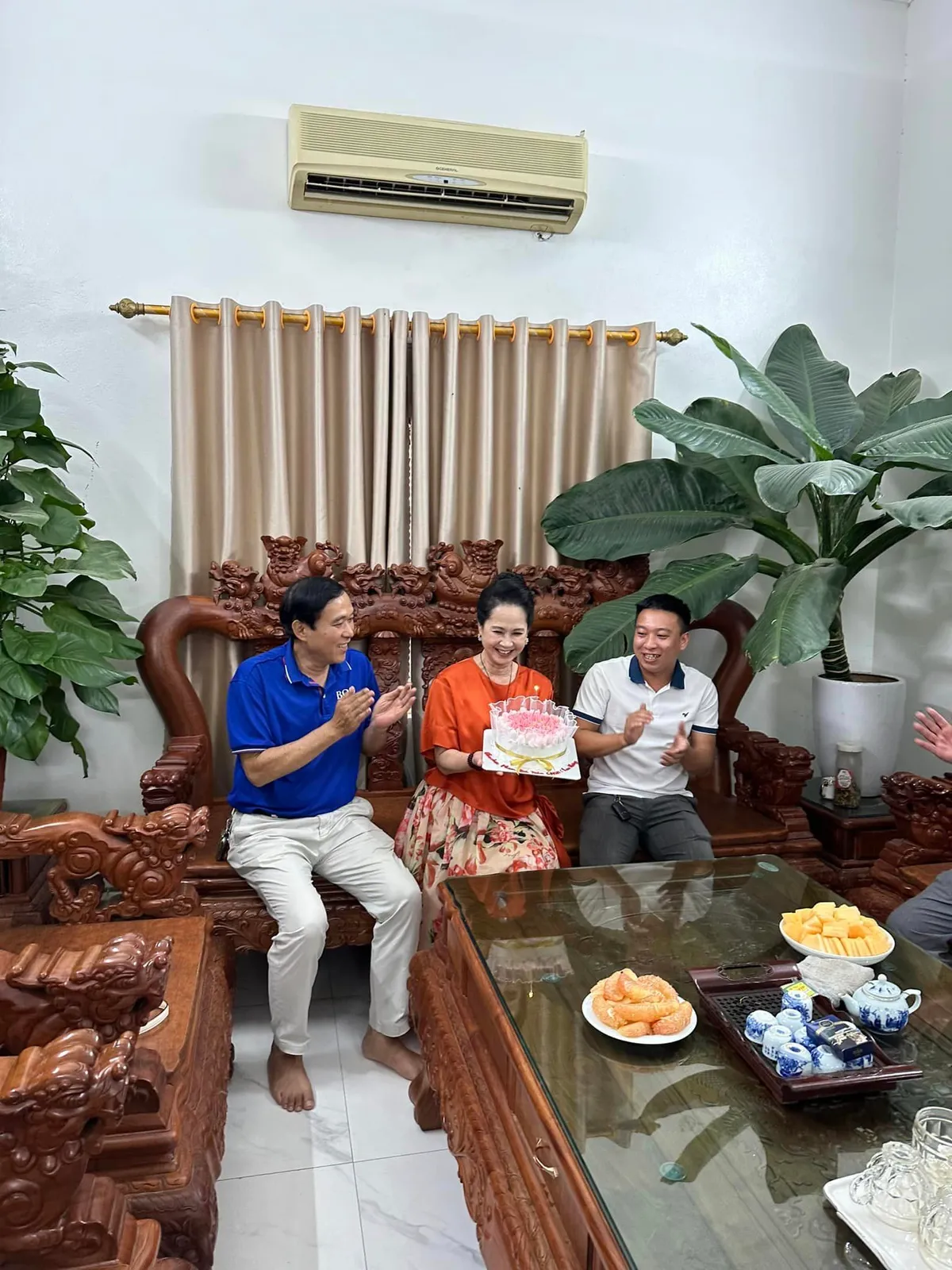 NSND Thu Quế sở hữu v&ograve;ng eo mơ ước ở tuổi 55, V&acirc;n Dung hiếm hoi khoe ảnh gia đ&igrave;nh - Ảnh 3.