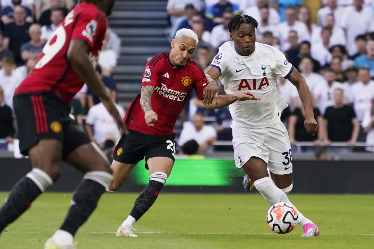 Erik ten Hag mong muốn trò cưng ở lại Manchester United - Ảnh 1. Erik ten Hag mong muốn trò cưng ở lại Manchester United - Ảnh 1.