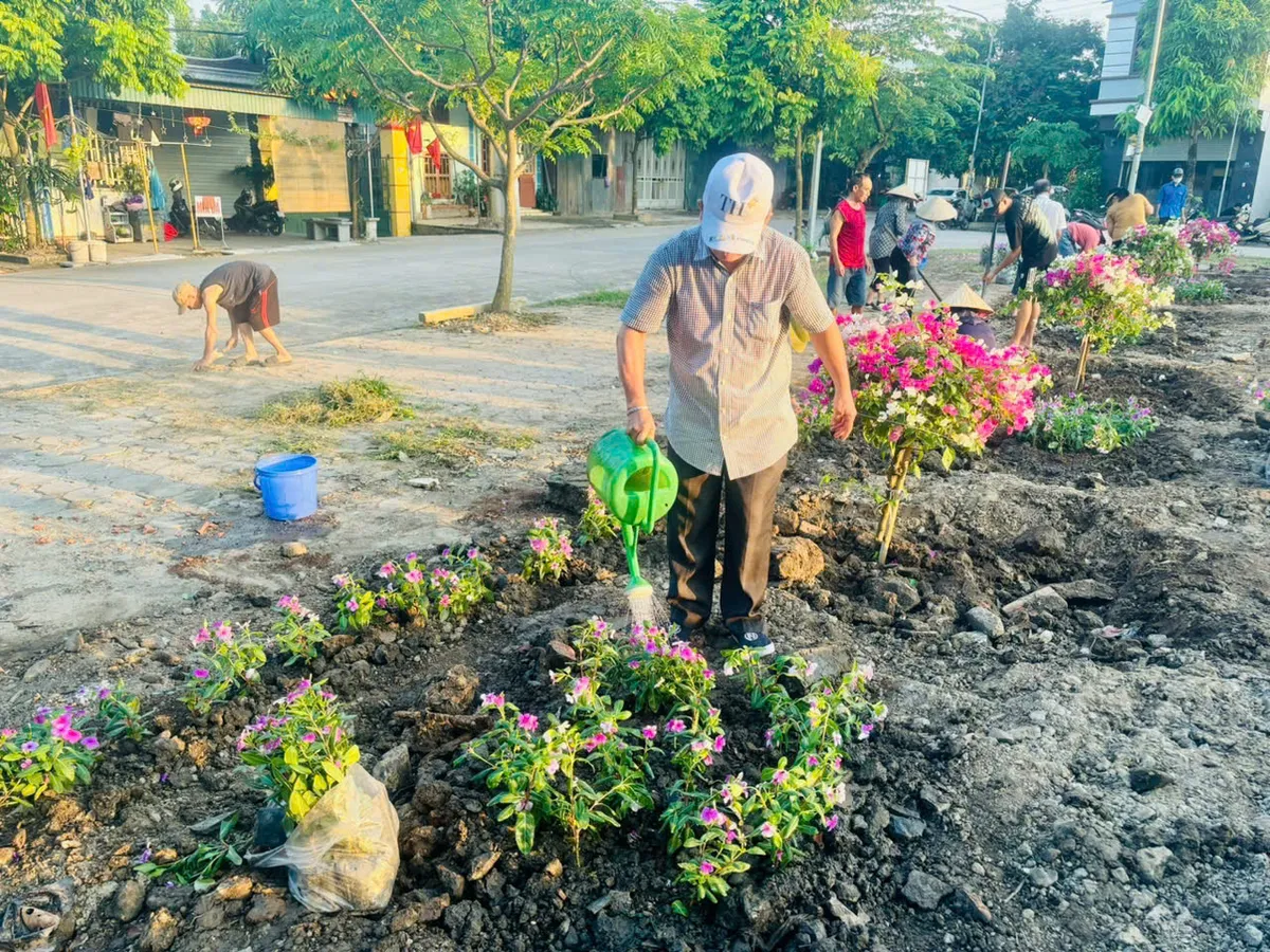 Quảng Ninh: Nhân dân hưởng ứng cùng nhau trồng hàng chục đường hoa dịp Quốc khánh mùng 2/9 - Ảnh 2.