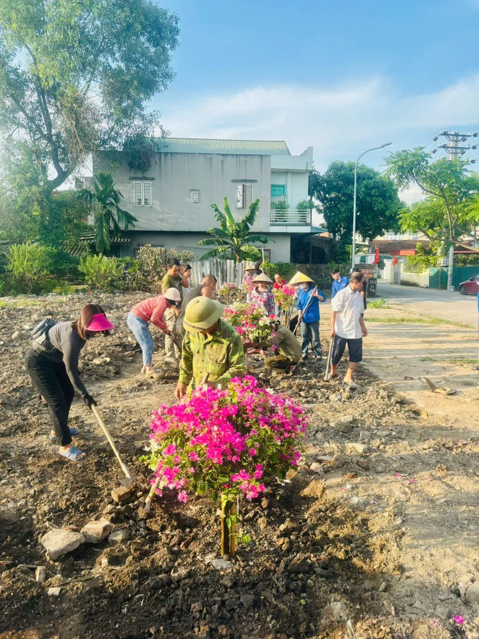 Quảng Ninh: Nhân dân hưởng ứng cùng nhau trồng hàng chục đường hoa dịp Quốc khánh mùng 2/9 - Ảnh 5.