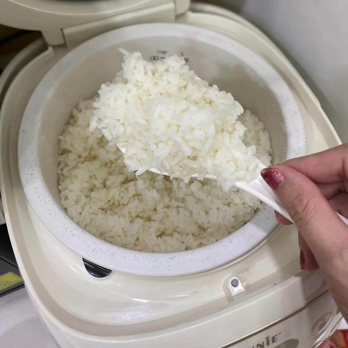 B&iacute; quyết l&agrave;m cơm cuộn vừa nhanh vừa ngon - Ảnh 2.