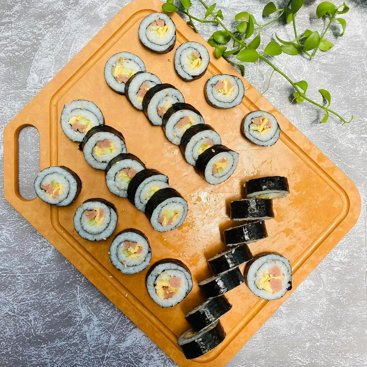 B&iacute; quyết l&agrave;m cơm cuộn vừa nhanh vừa ngon - Ảnh 7.