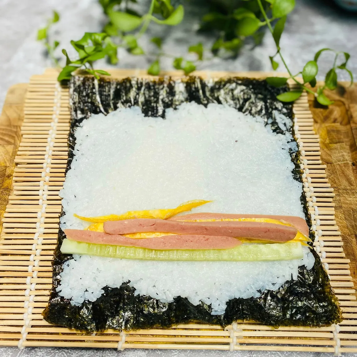 B&iacute; quyết l&agrave;m cơm cuộn vừa nhanh vừa ngon - Ảnh 3.