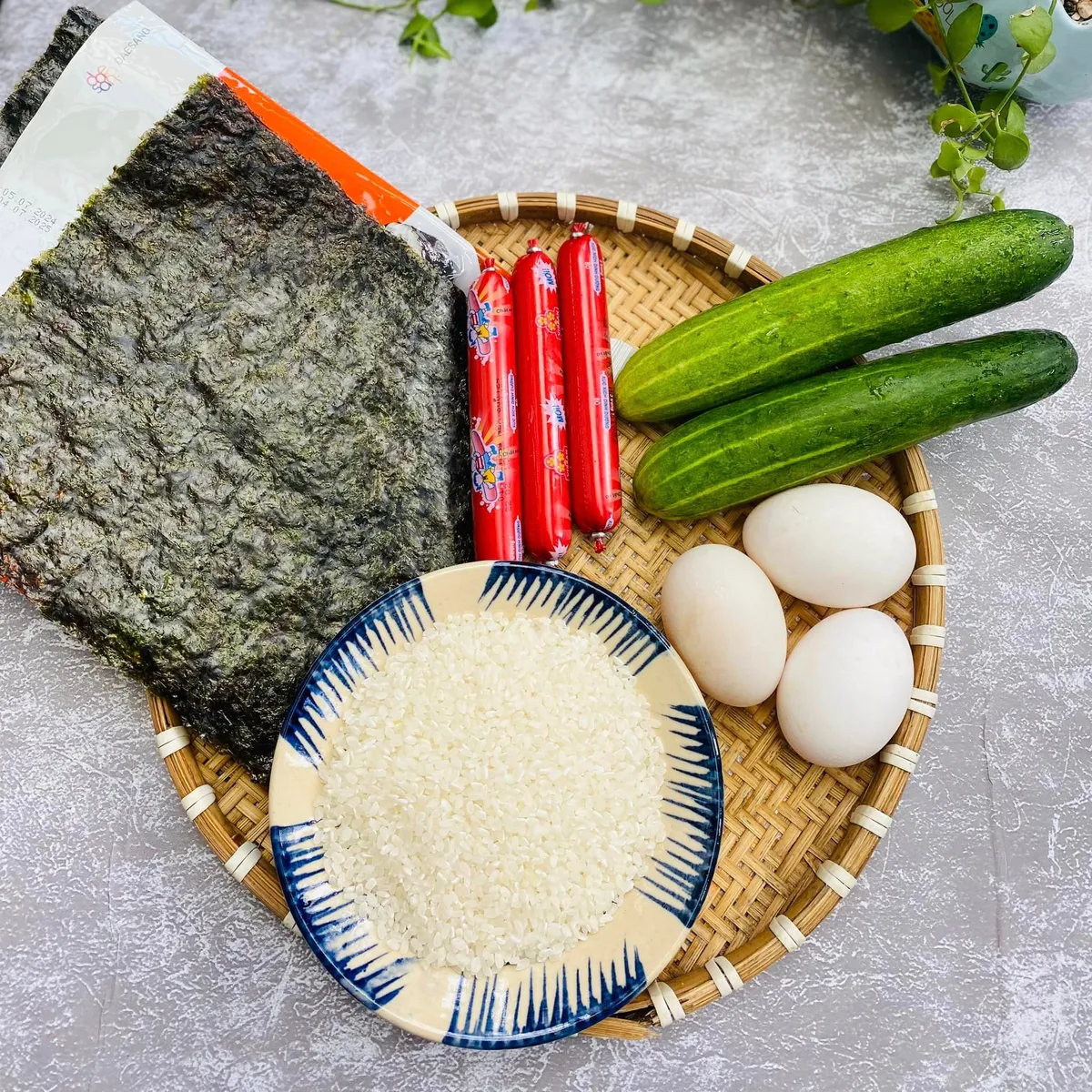 B&iacute; quyết l&agrave;m cơm cuộn vừa nhanh vừa ngon - Ảnh 1.