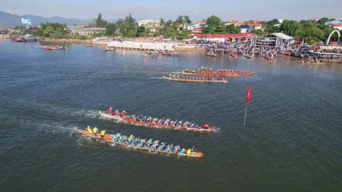 Tưng bừng Lễ hội Đua thuyền truyền thống trên sông Nhật Lệ mừng Tết Độc lập - Ảnh 5.