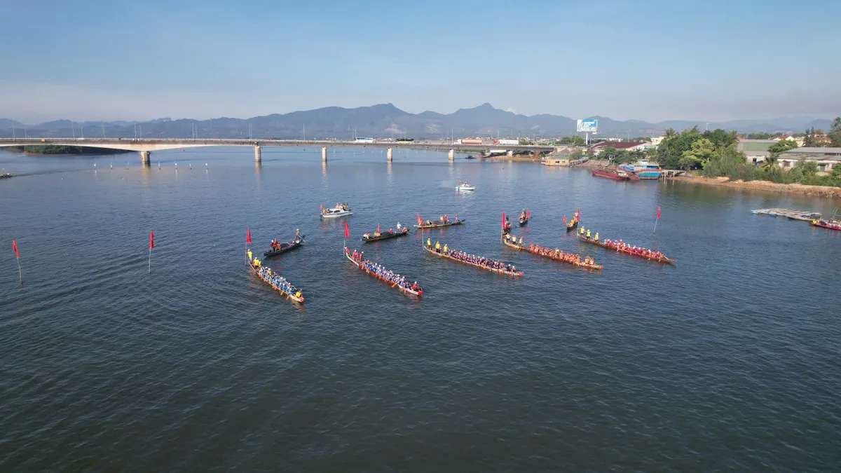 Tưng bừng Lễ hội Đua thuyền truyền thống trên sông Nhật Lệ mừng Tết Độc lập - Ảnh 4.