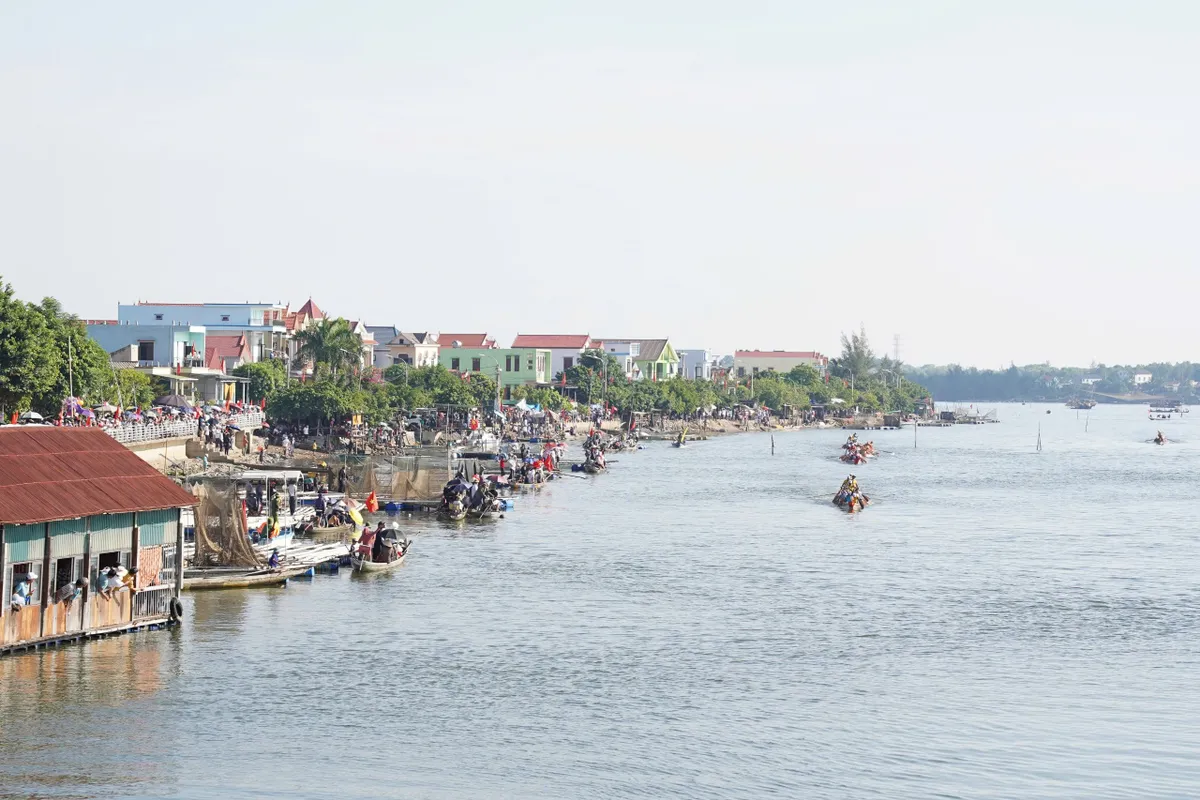 Tưng bừng Lễ hội Đua thuyền truyền thống trên sông Nhật Lệ mừng Tết Độc lập - Ảnh 9.