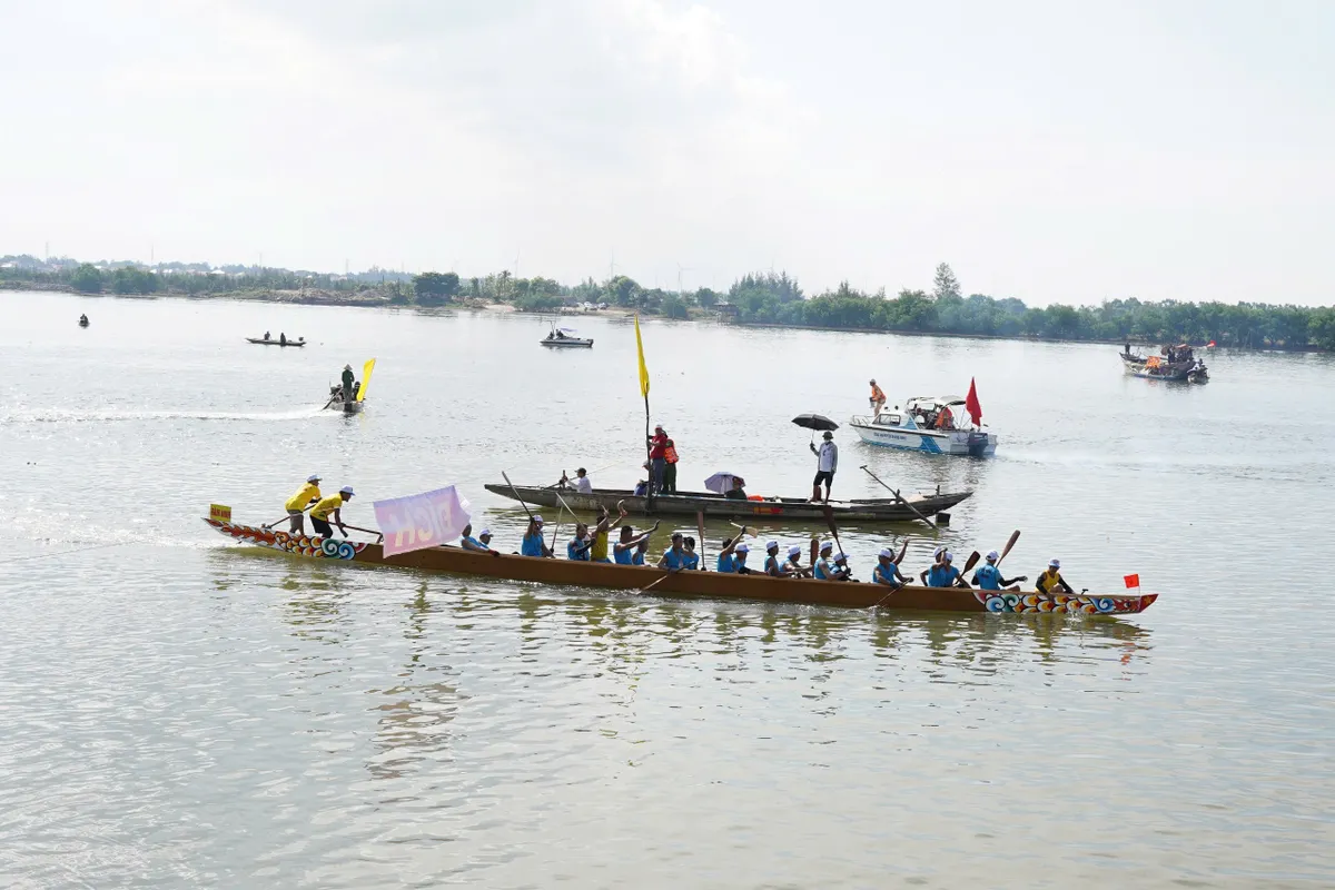 Tưng bừng Lễ hội Đua thuyền truyền thống trên sông Nhật Lệ mừng Tết Độc lập - Ảnh 11.