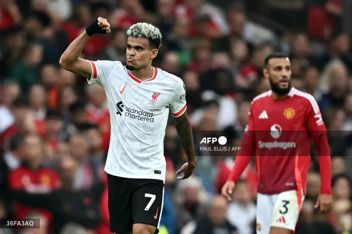 Liverpool quật ng&atilde; Man Utd ngay tại Old Trafford   - Ảnh 1.