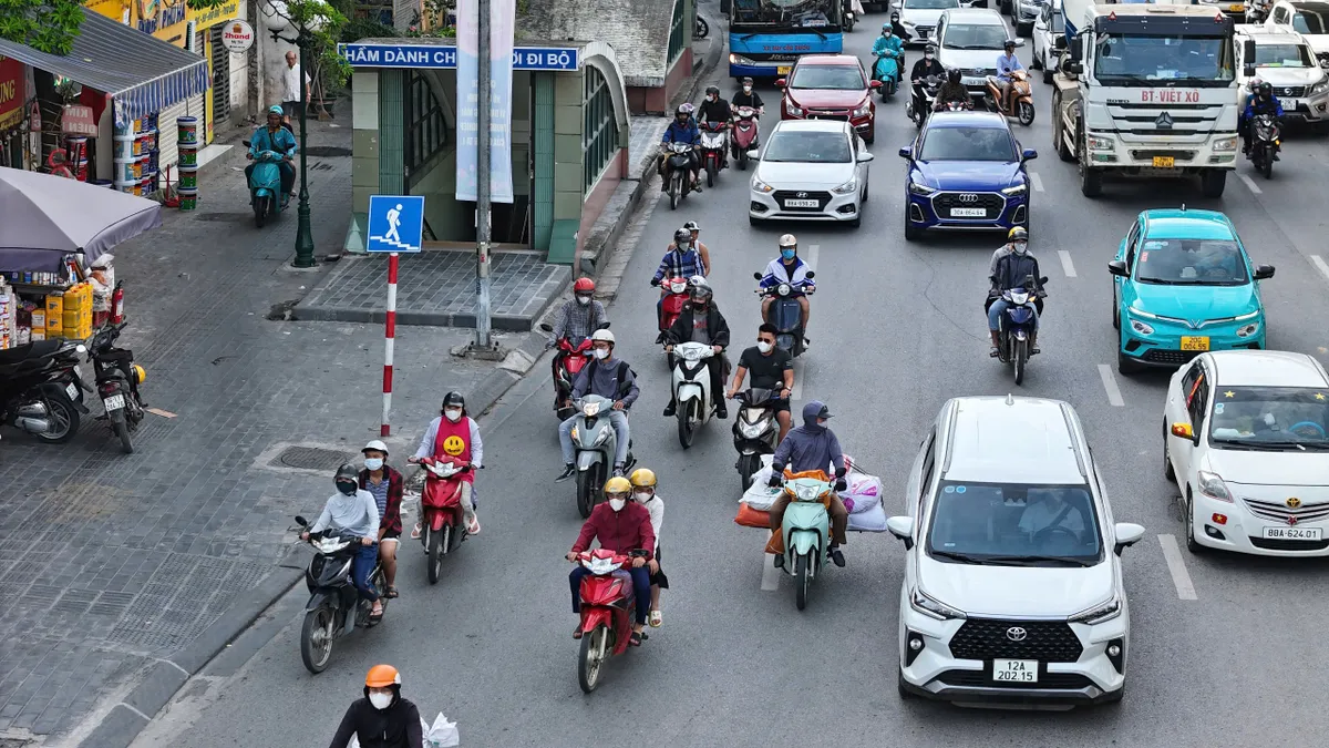 Nội đô Hà Nội thông thoáng, cửa ngõ ùn tắc kéo dài trong ngày nghỉ lễ cuối cùng - Ảnh 4.