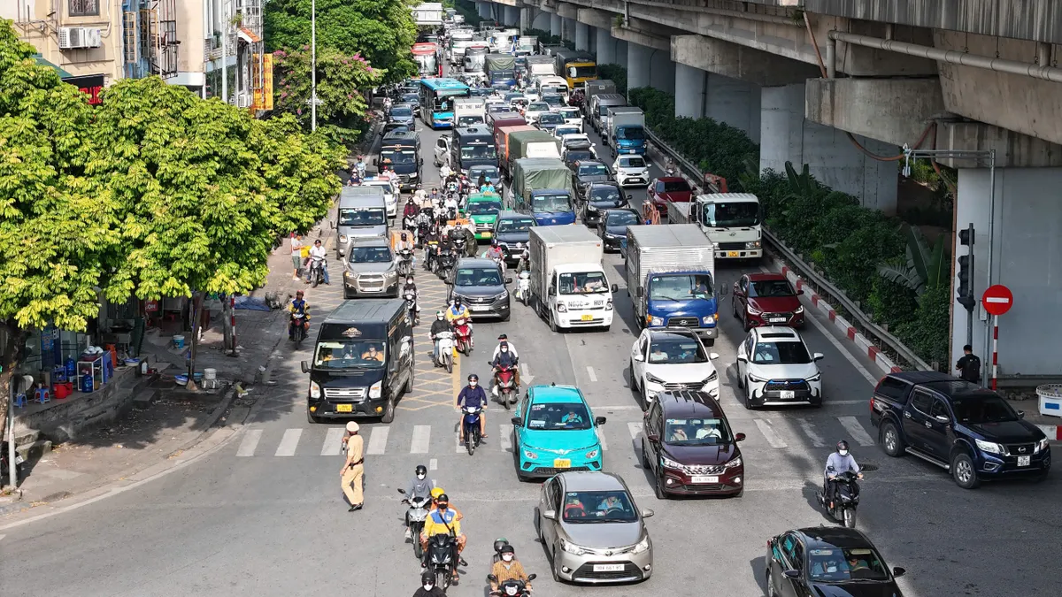 Nội đô Hà Nội thông thoáng, cửa ngõ ùn tắc kéo dài trong ngày nghỉ lễ cuối cùng - Ảnh 6.