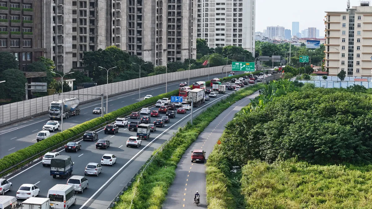 Nội đô Hà Nội thông thoáng, cửa ngõ ùn tắc kéo dài trong ngày nghỉ lễ cuối cùng - Ảnh 8.