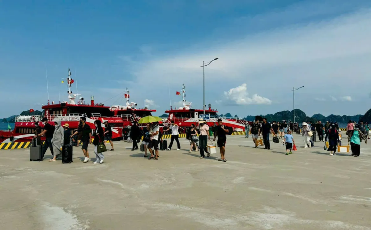 Quảng Ninh doanh thu từ du lịch ước đạt hơn 1.000 tỷ đồng trong 4 ng&agrave;y nghỉ lễ - Ảnh 2.