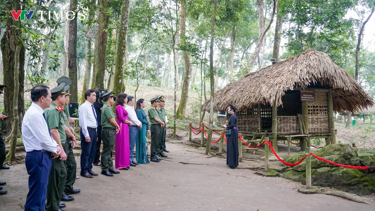 Bộ trưởng Bộ Công an Lương Tam Quang thăm Khu di tích Quốc gia đặc biệt Tân Trào - Ảnh 1.