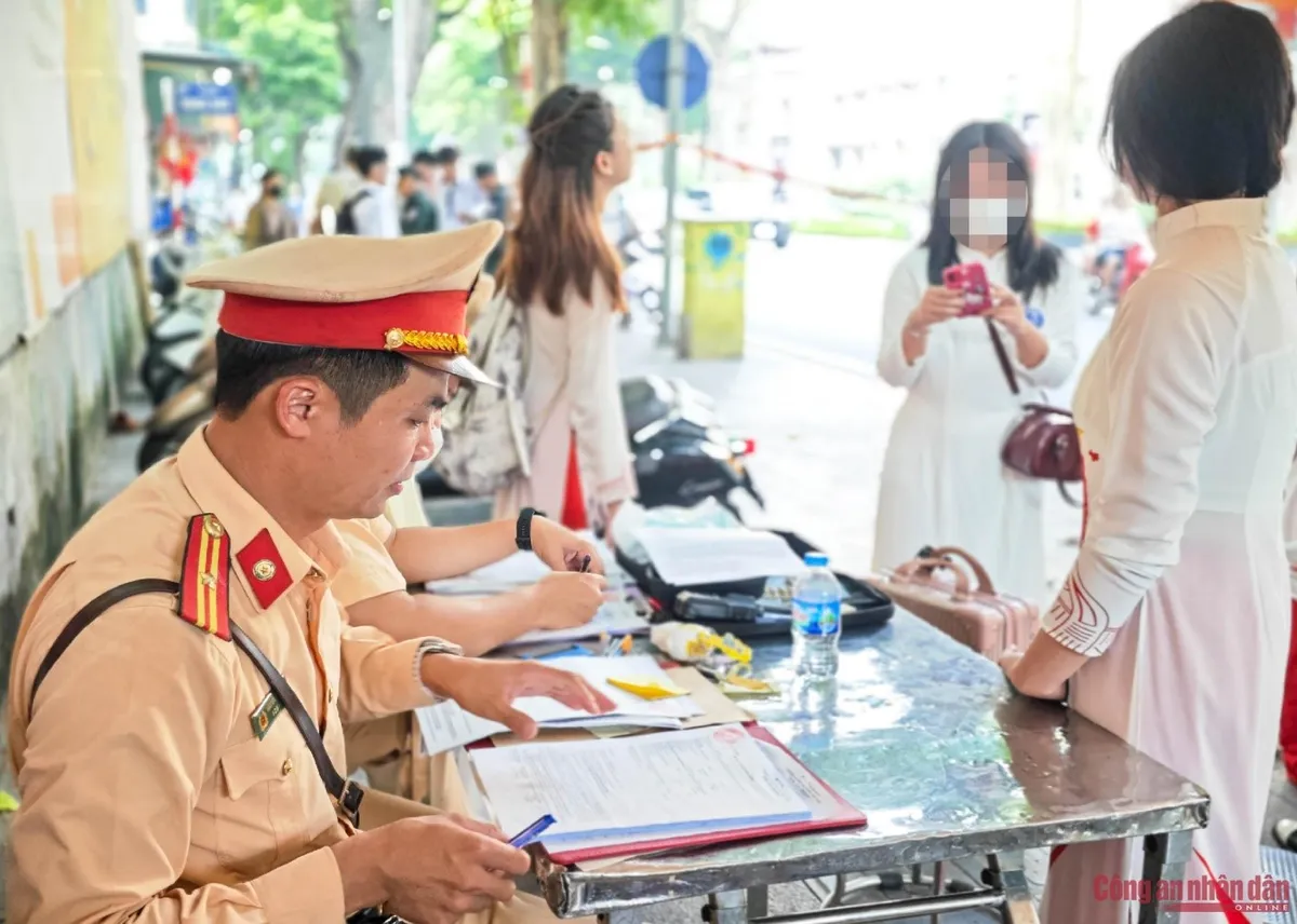 Cảnh sát giao thông Hà Nội tăng cường an toàn giao thông tại cổng trường - Ảnh 8.