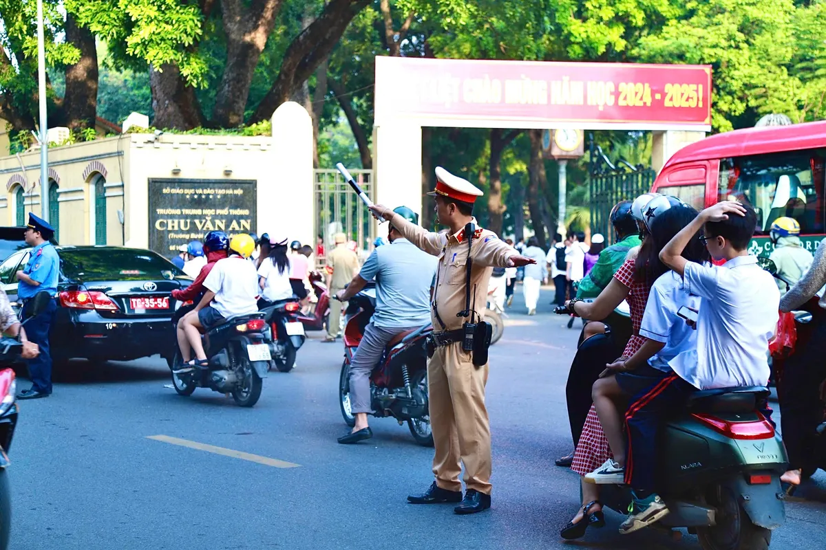 Cảnh sát giao thông Hà Nội tăng cường an toàn giao thông tại cổng trường - Ảnh 2.