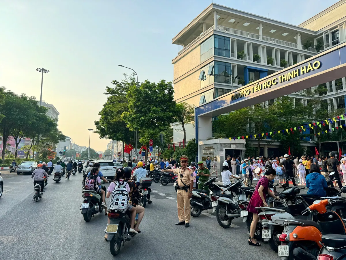 Cảnh sát giao thông Hà Nội tăng cường an toàn giao thông tại cổng trường - Ảnh 3.