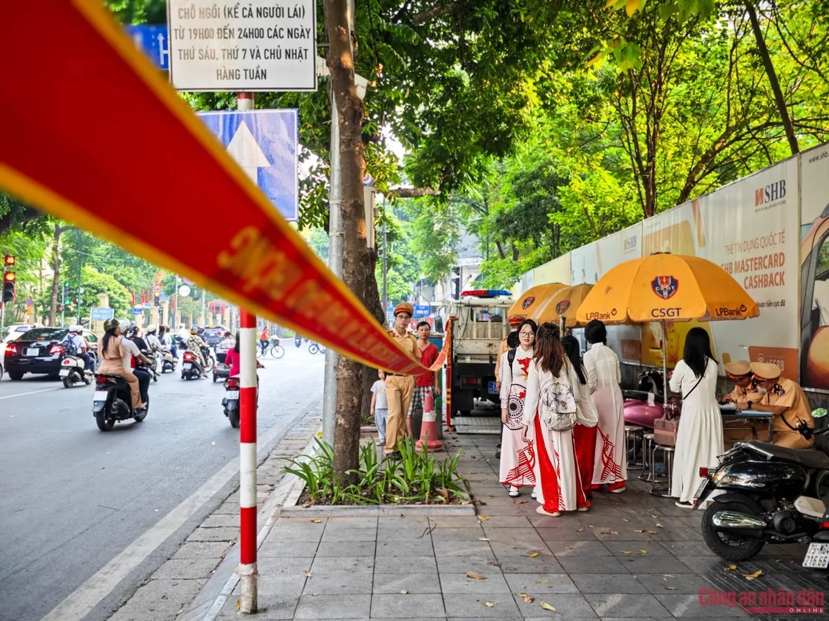 Cảnh sát giao thông Hà Nội tăng cường an toàn giao thông tại cổng trường - Ảnh 4.