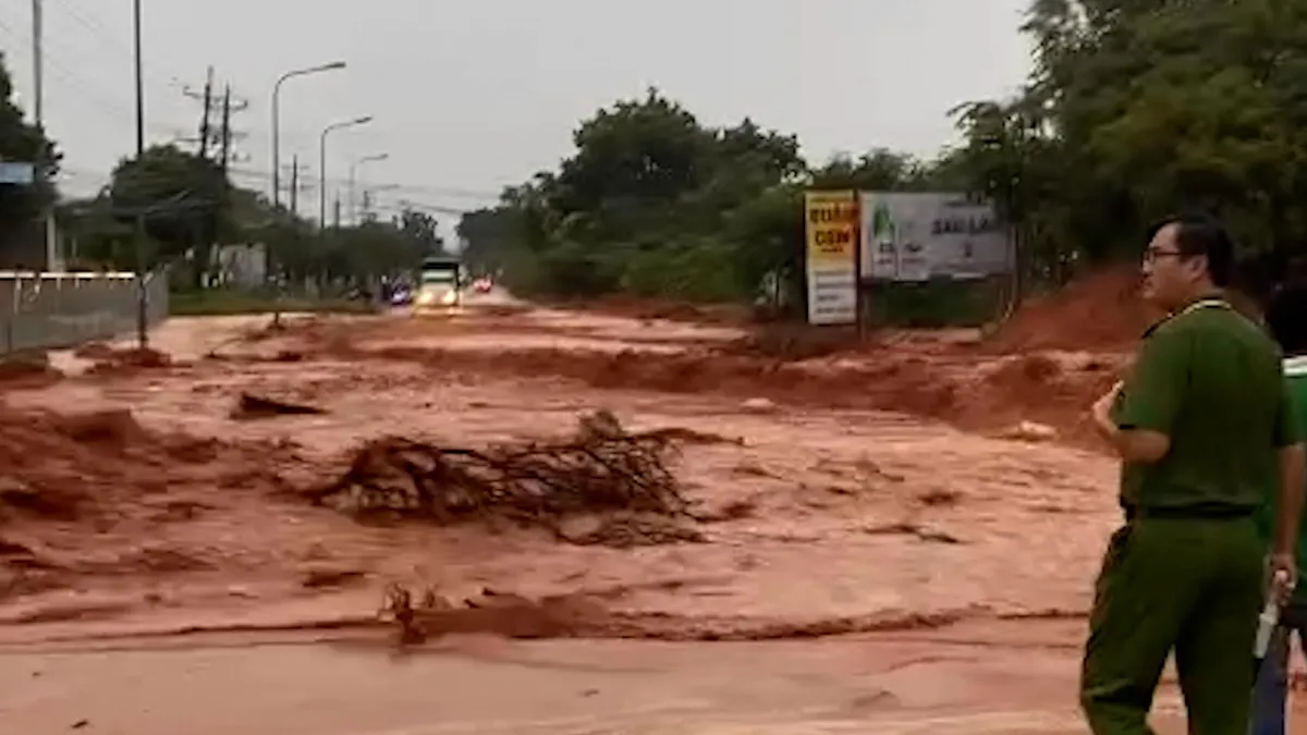 Cô gái trẻ bị lũ cát đỏ cuốn trôi trên đường phố Phan Thiết - Ảnh 3. Cô gái trẻ bị lũ cát đỏ cuốn trôi trên đường phố Phan Thiết - Ảnh 3.