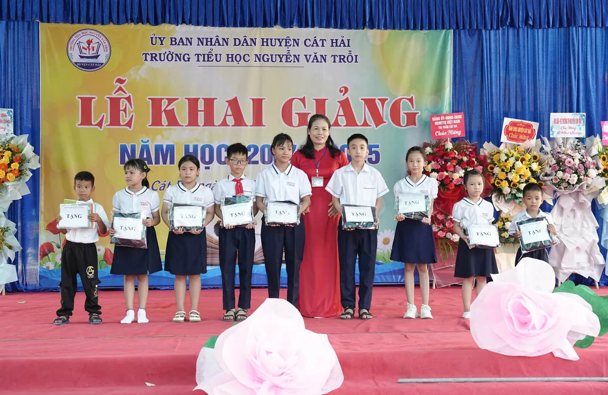 Học sinh trên đảo Cát Bà háo hức khai giảng năm học mới - Ảnh 8.