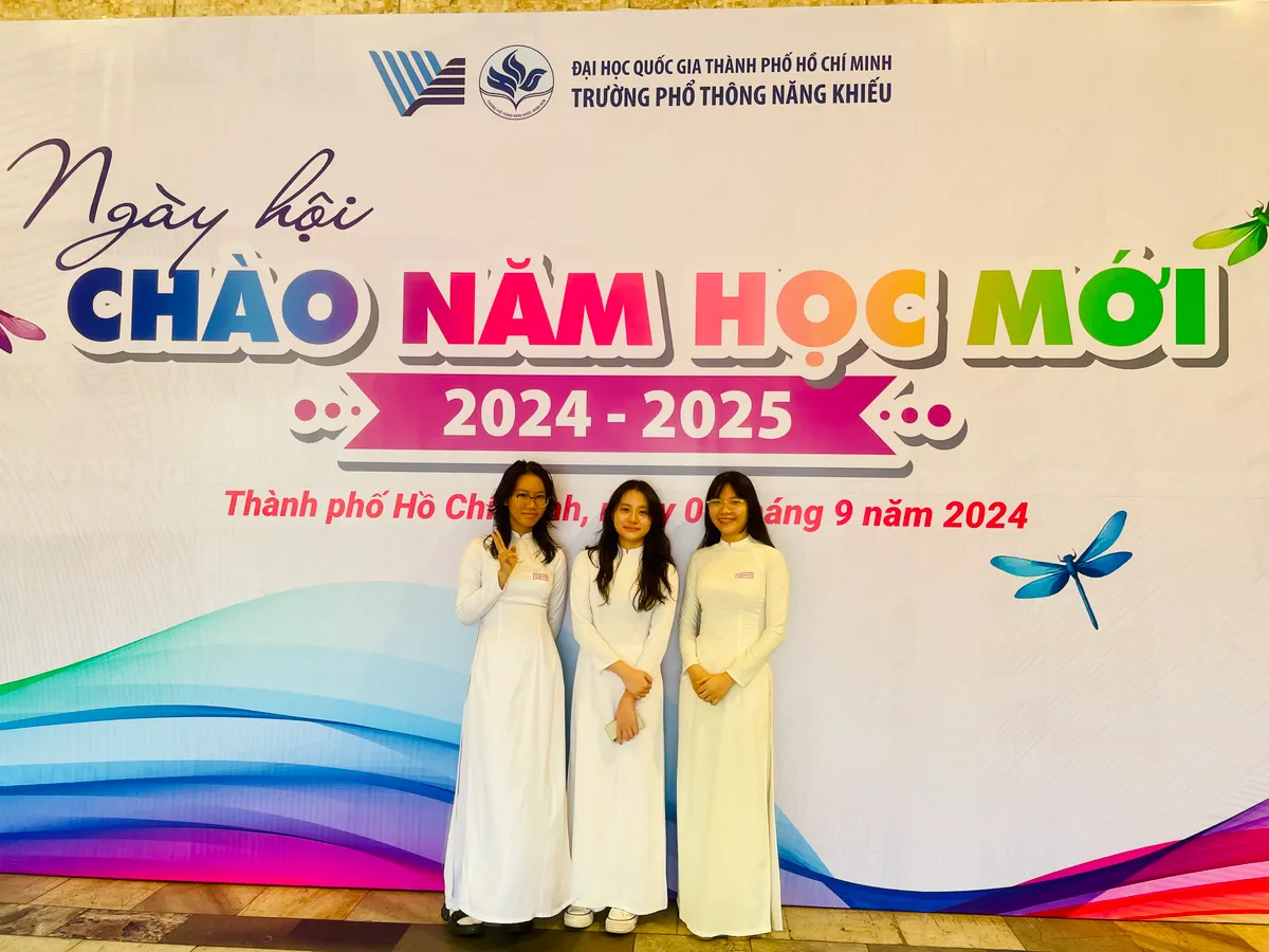 Học sinh TP Hồ Chí Minh tưng bừng khai giảng năm học mới 2024-2025 - Ảnh 9.