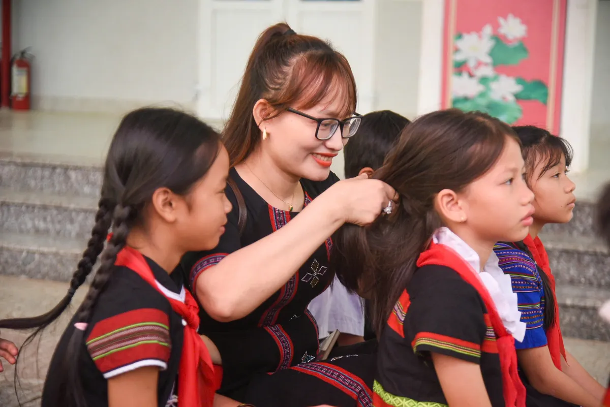 Niềm vui tựu trường trẻ em đồng bào Cơ Tu - Ảnh 9. Niềm vui tựu trường trẻ em đồng bào Cơ Tu - Ảnh 9.
