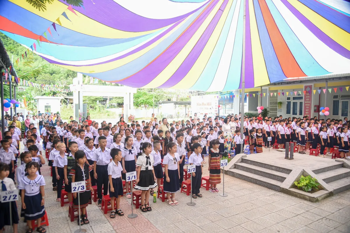 Niềm vui tựu trường trẻ em đồng bào Cơ Tu - Ảnh 5. Niềm vui tựu trường trẻ em đồng bào Cơ Tu - Ảnh 5.