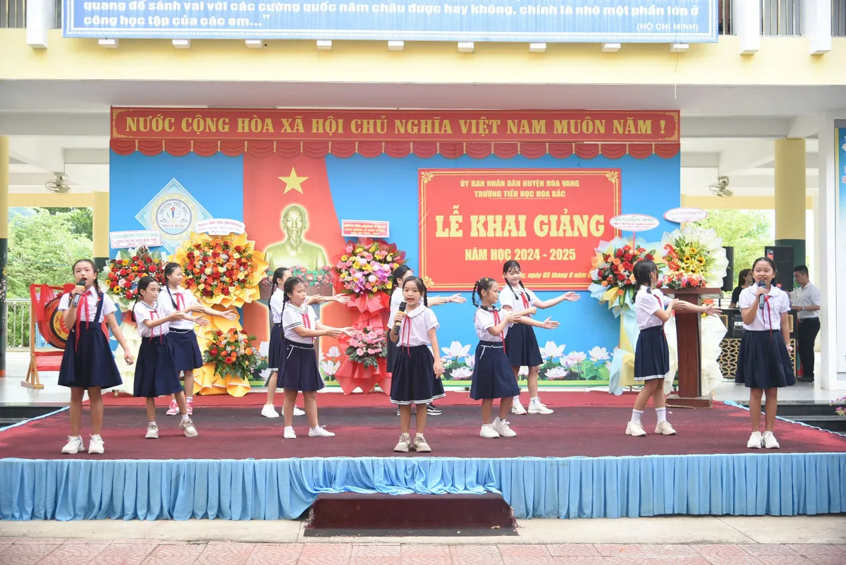 Niềm vui tựu trường trẻ em đồng bào Cơ Tu - Ảnh 6. Niềm vui tựu trường trẻ em đồng bào Cơ Tu - Ảnh 6.