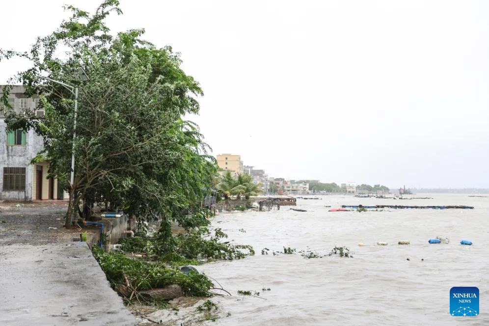 Siêu bão Yagi mang theo mưa to, gió lớn tàn phá đảo Hải Nam (Trung Quốc) - Ảnh 4.