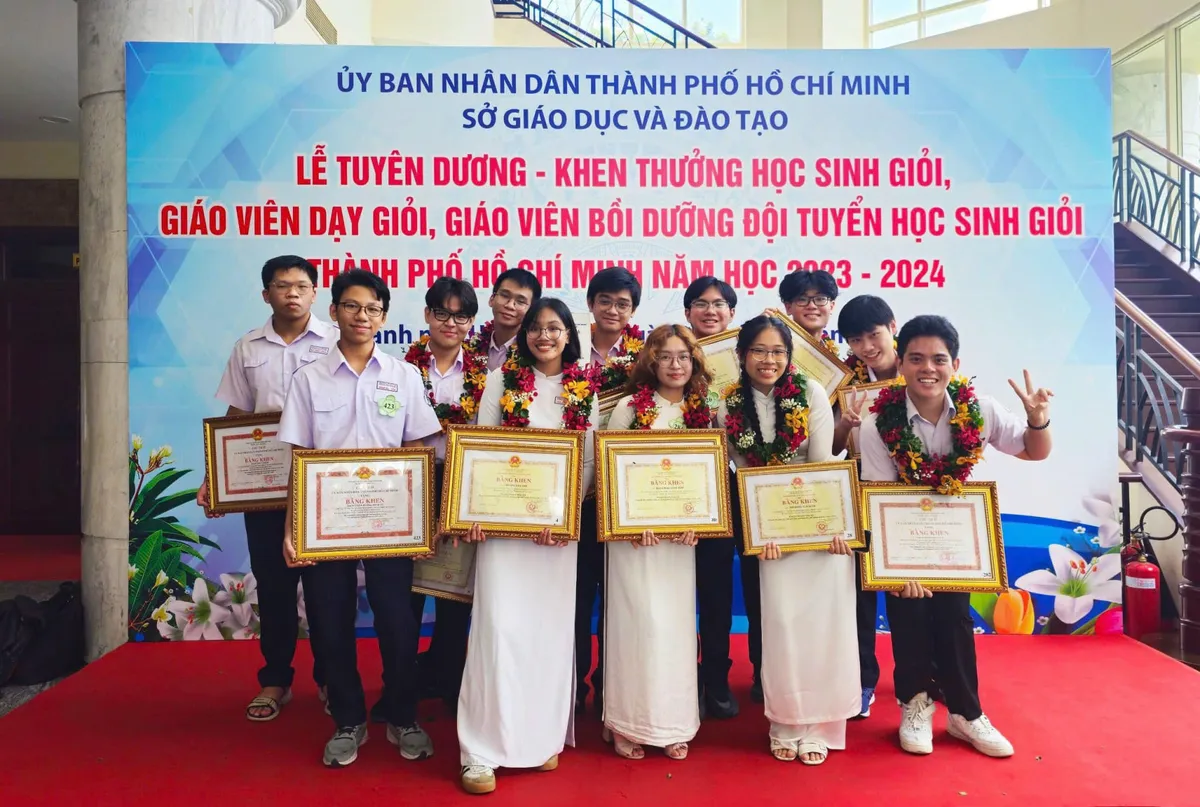 Nhiều thay đổi trong việc tổ chức thi học sinh giỏi lớp 9  và lớp 12 tại TP Hồ Chí Minh - Ảnh 1.