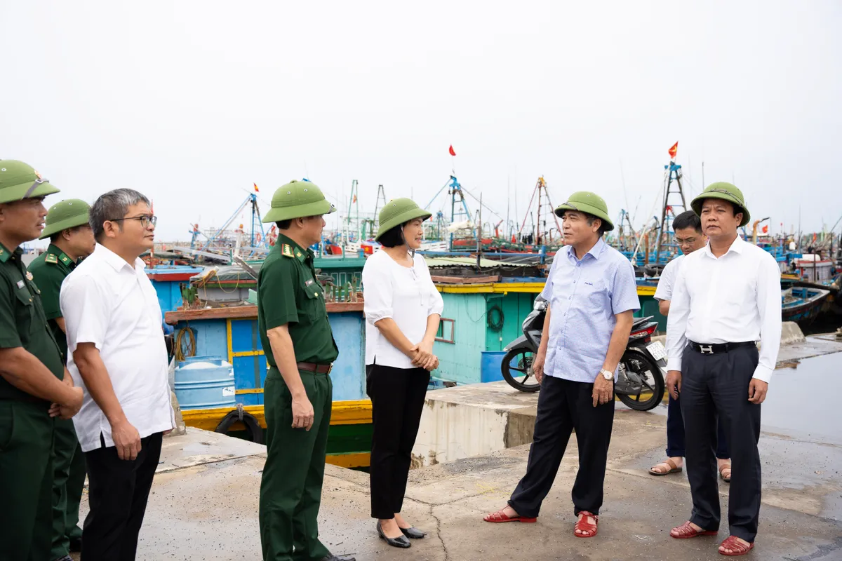 Các tỉnh Bắc Trung Bộ khẩn trương triển khai ứng phó bão số 3 - Ảnh 2.