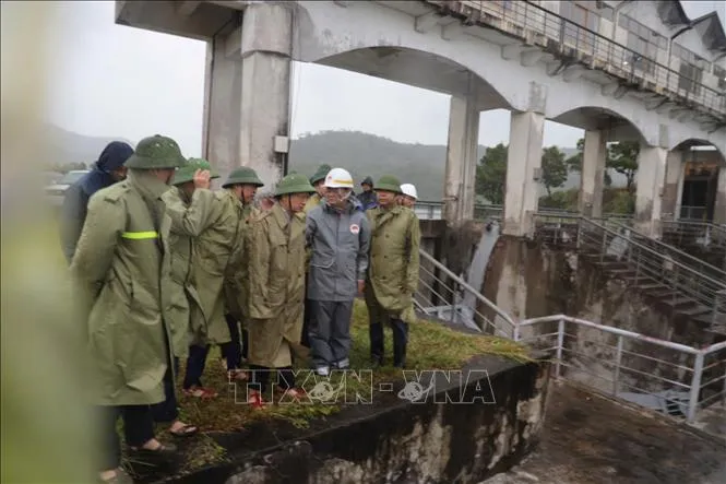 Bộ trưởng Bộ NN&PTNT Lê Minh Hoan kiểm tra công tác chống bão số 3 tại Quảng Ninh - Ảnh 1.