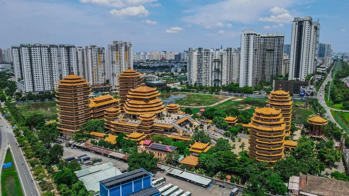 Chiêm ngưỡng ngôi chùa linh thiêng giữa lòng đô thị - Pháp Viện Minh Đăng Quang - Ảnh 1.