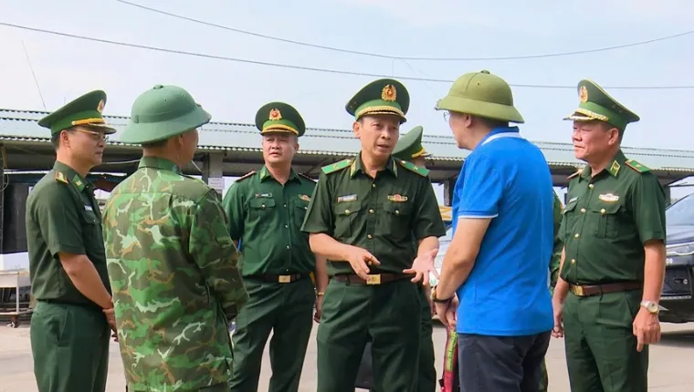 Quân đội huy động hàng nghìn người giúp dân gặt lúa, chằng chống nhà cửa  - Ảnh 1.