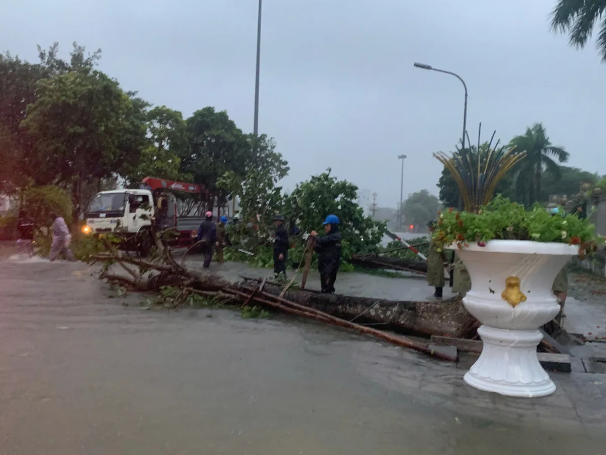 Thái Bình: Nỗ lực khắc phục ảnh hưởng của bão số 3 ngay trong đêm - Ảnh 1.