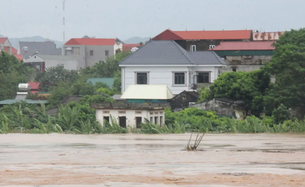 Bắc Giang: 1 người bị nước cuốn trôi, nhiều nơi bị ngập và chia cắt - Ảnh 2.