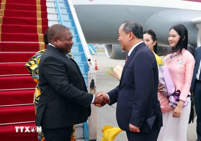 Tổng thống Cộng h&ograve;a Mozambique đến H&agrave; Nội, bắt đầu thăm ch&iacute;nh thức Việt Nam - Ảnh 2.