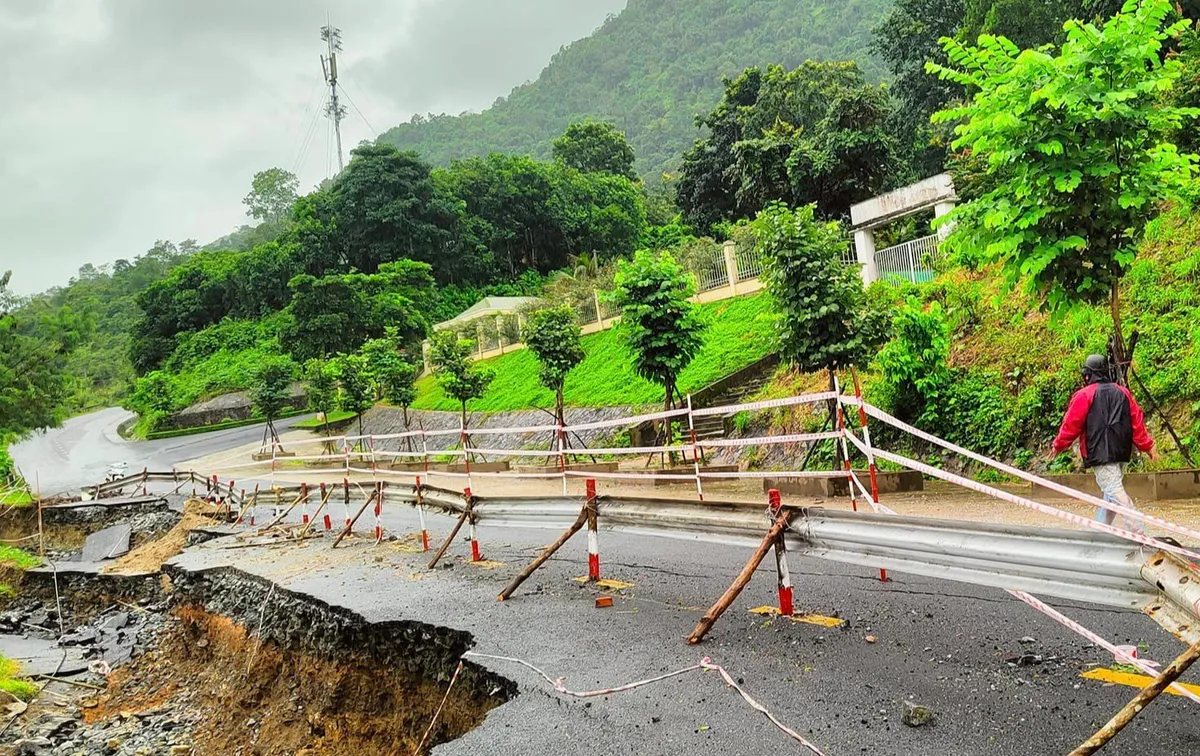 Thanh Hóa cấm các phương tiện lưu thông khi Quốc lộ 15C có nguy cơ đứt gãy - Ảnh 1.