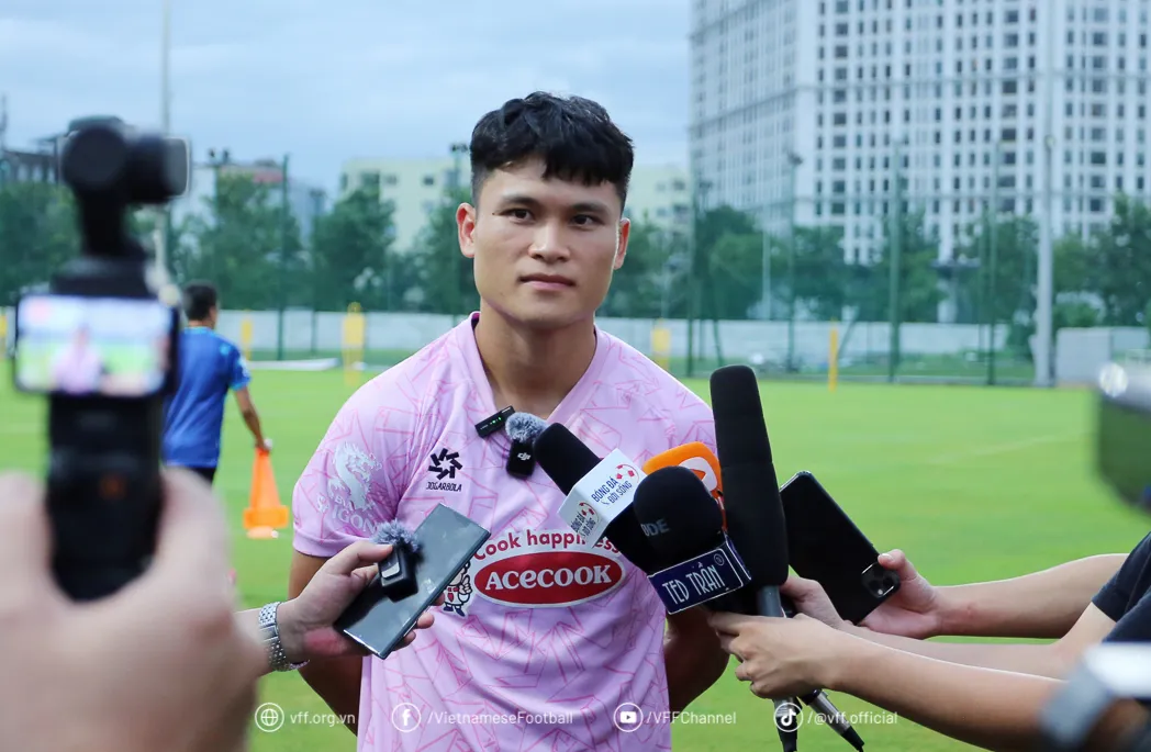 ĐT Việt Nam trở lại s&acirc;n tập sau b&atilde;o Yagi, chuẩn bị so t&agrave;i với Th&aacute;i Lan - Ảnh 2.