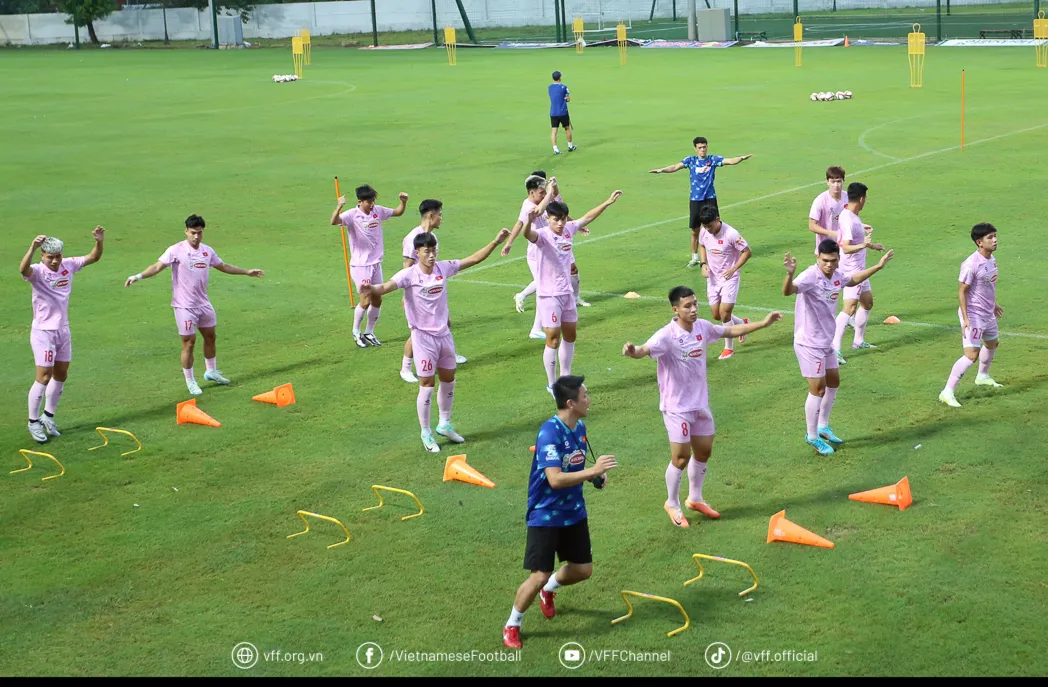 ĐT Việt Nam trở lại s&acirc;n tập sau b&atilde;o Yagi, chuẩn bị so t&agrave;i với Th&aacute;i Lan - Ảnh 1.
