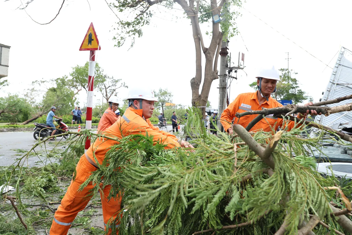 Nhiều địa phương được cấp điện trở lại trong ngày hôm nay - Ảnh 1.