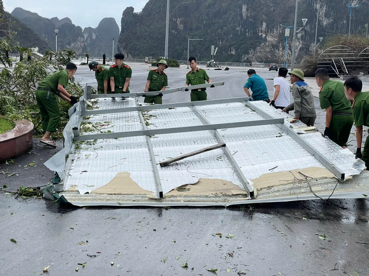 TP Hạ Long căng mình khắc phục hậu quả bão số 3 - Ảnh 1.