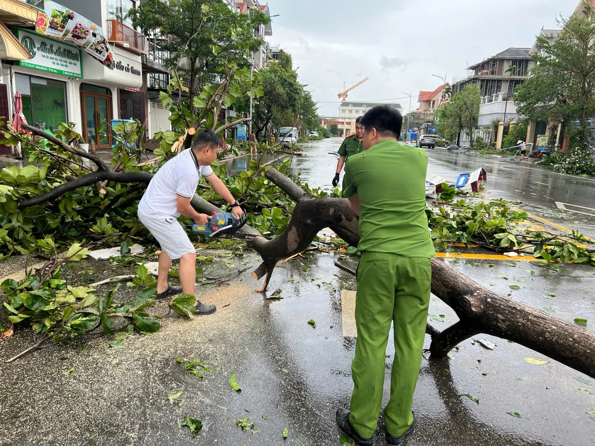 TP Hạ Long căng mình khắc phục hậu quả bão số 3 - Ảnh 3.