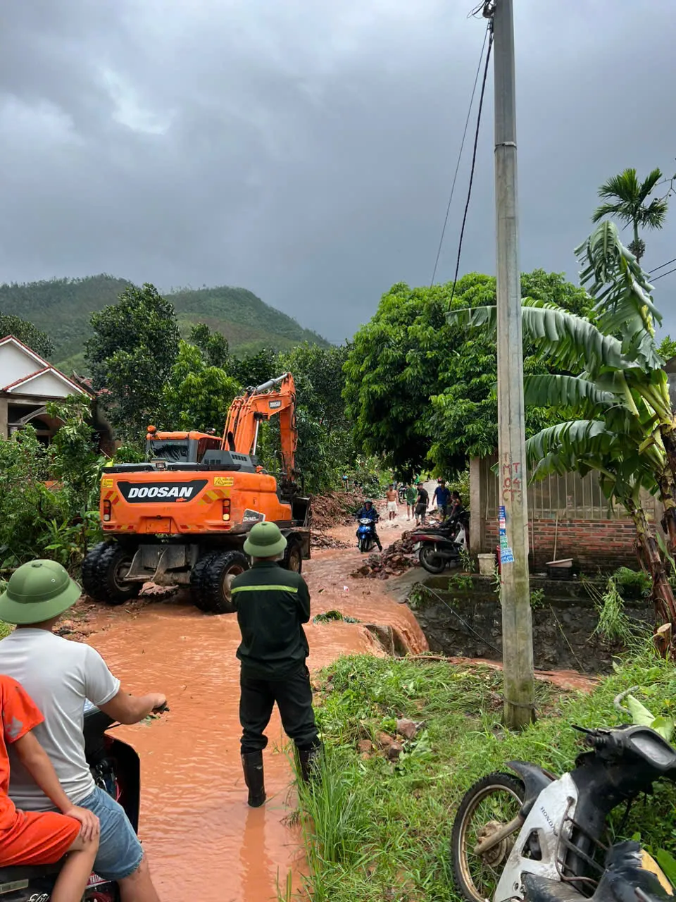 TP Hạ Long căng mình khắc phục hậu quả bão số 3 - Ảnh 7.